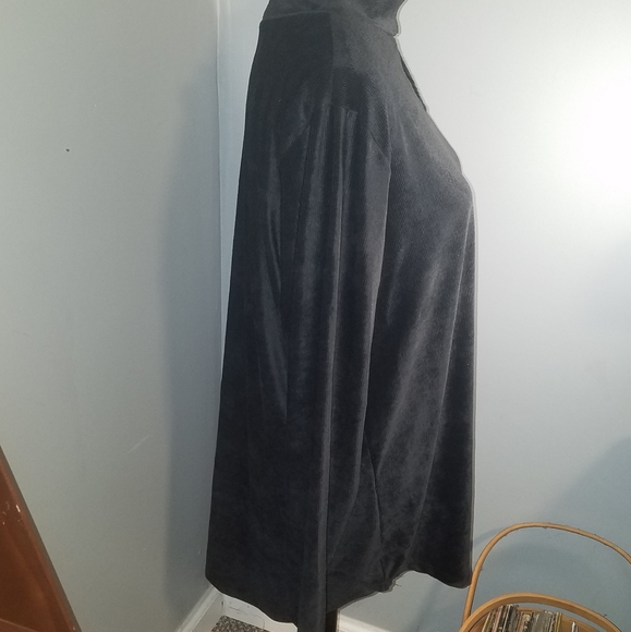 SLEEK BLACK RIBBED TOP WITH COLLAR CUTOUT - Picture 4 of 8